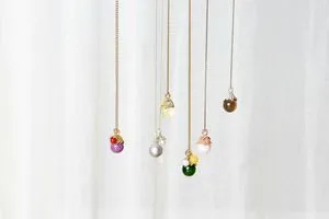 Auch Kettenanhänger gehören zur Kollektion der Goldschmiedin, die in Hannover ein Atelier führt.
